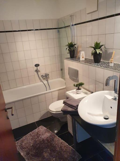 Zentrale Messe/Ferien Whg Mit Garten & Parkplatz Ratingen Exterior foto